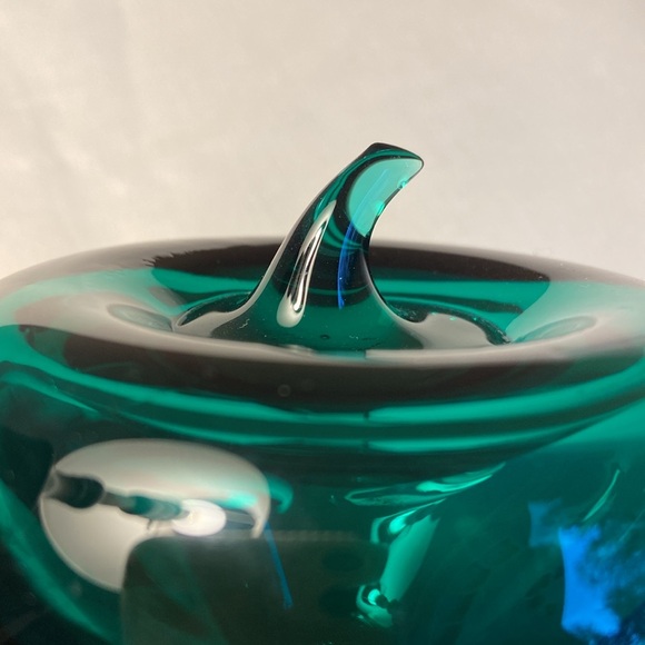 Glass Apple Paperweight Emerald Green Mid Century Modern Glass 3 1/2” Heavy 🍏 - Picture 4 of 6